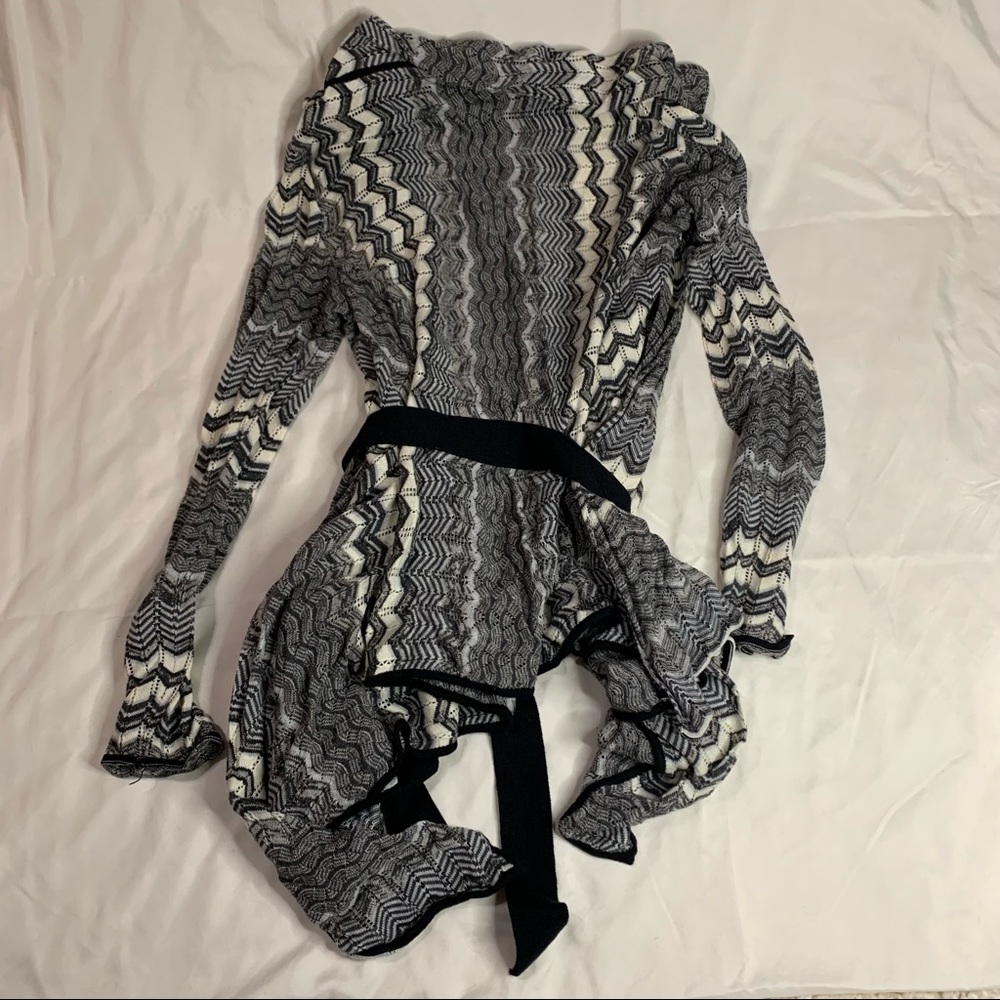 Beautiful New Cardigan by Jennifer Lopez - Picture 3 of 7